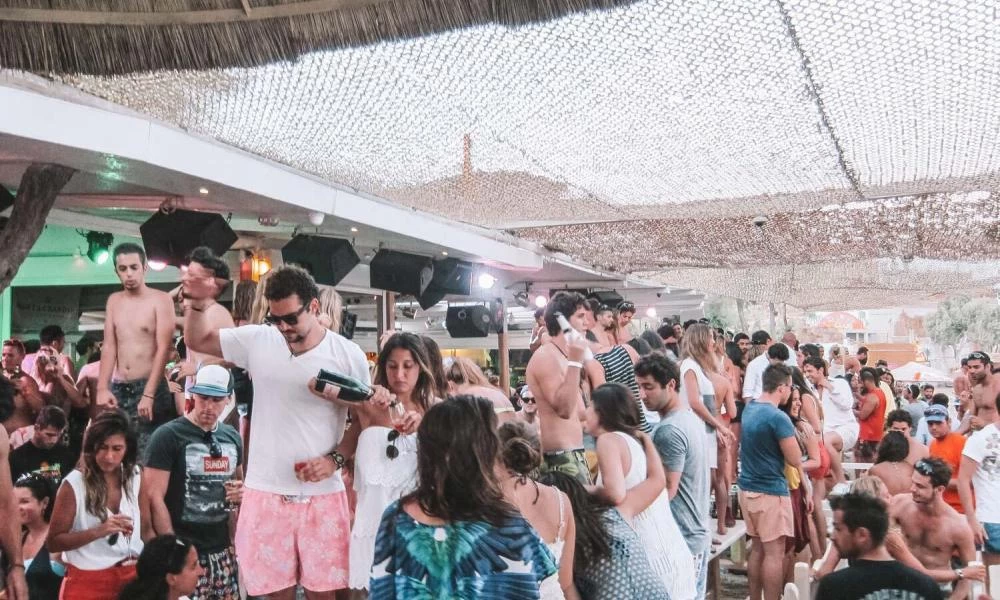 Λουκέτα και "τσουχτερά" πρόστιμα στην Μύκονο για τον κορονοϊό!
